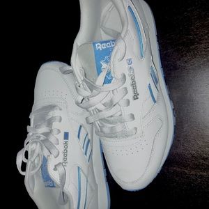 I’m selling these Reebok classics
